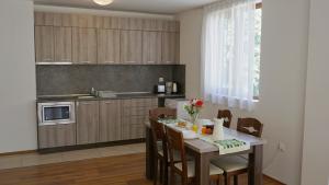 Бяла Клиф Форест В08 оборудвана кухня