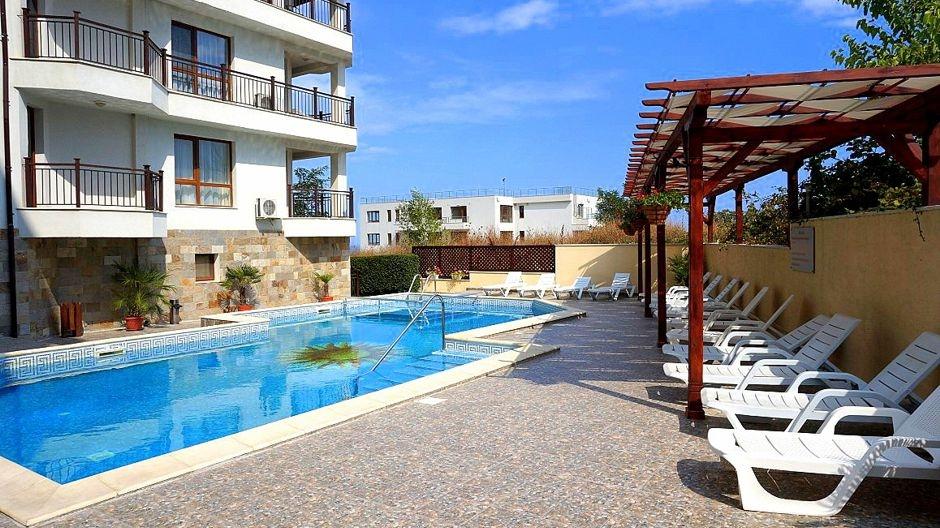 Sun beds pool Byala Vista